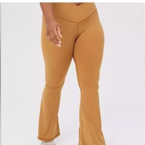 NWOT offline by aerie flare yogas